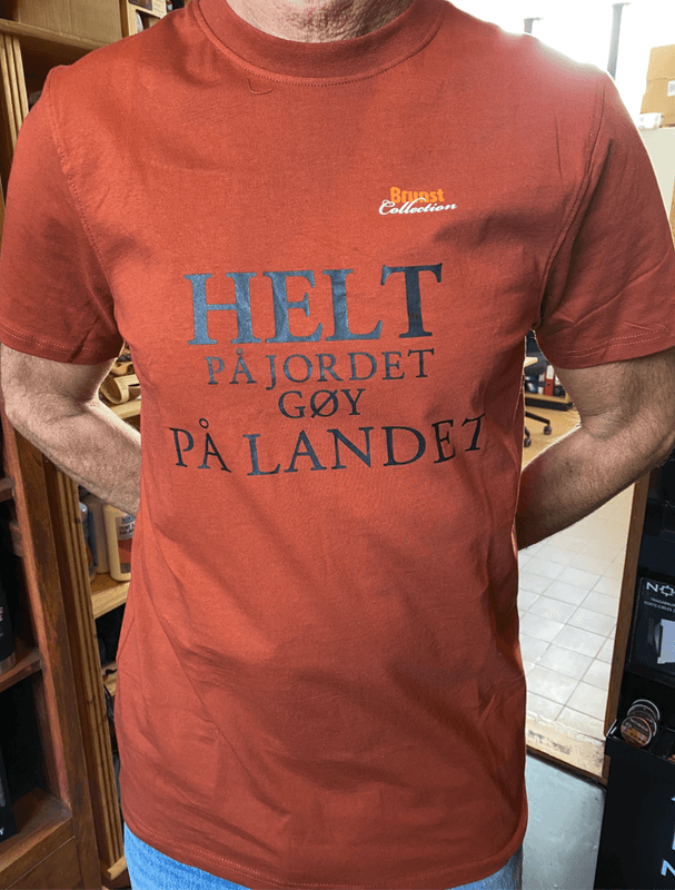 BRUNST T-SKJORTE HELT PÅ JORDET