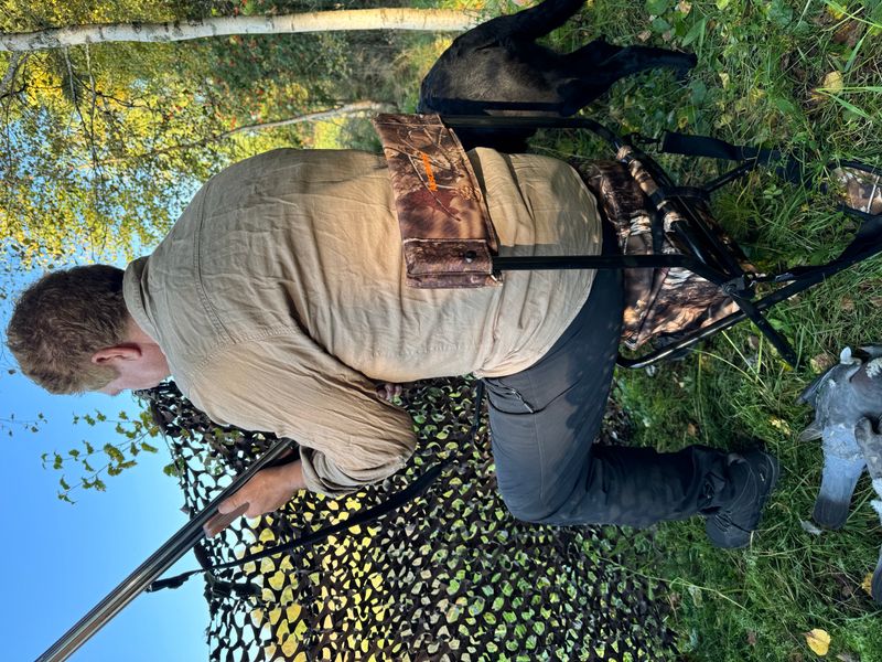 BRUNST POSTERINGSSTOL MED SVINGBART SETE